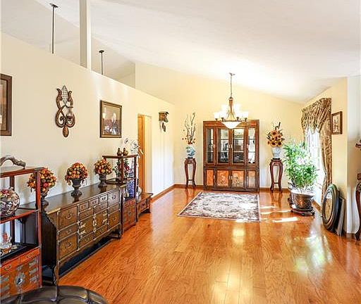 5th image of 1556 Meadowlands Dr