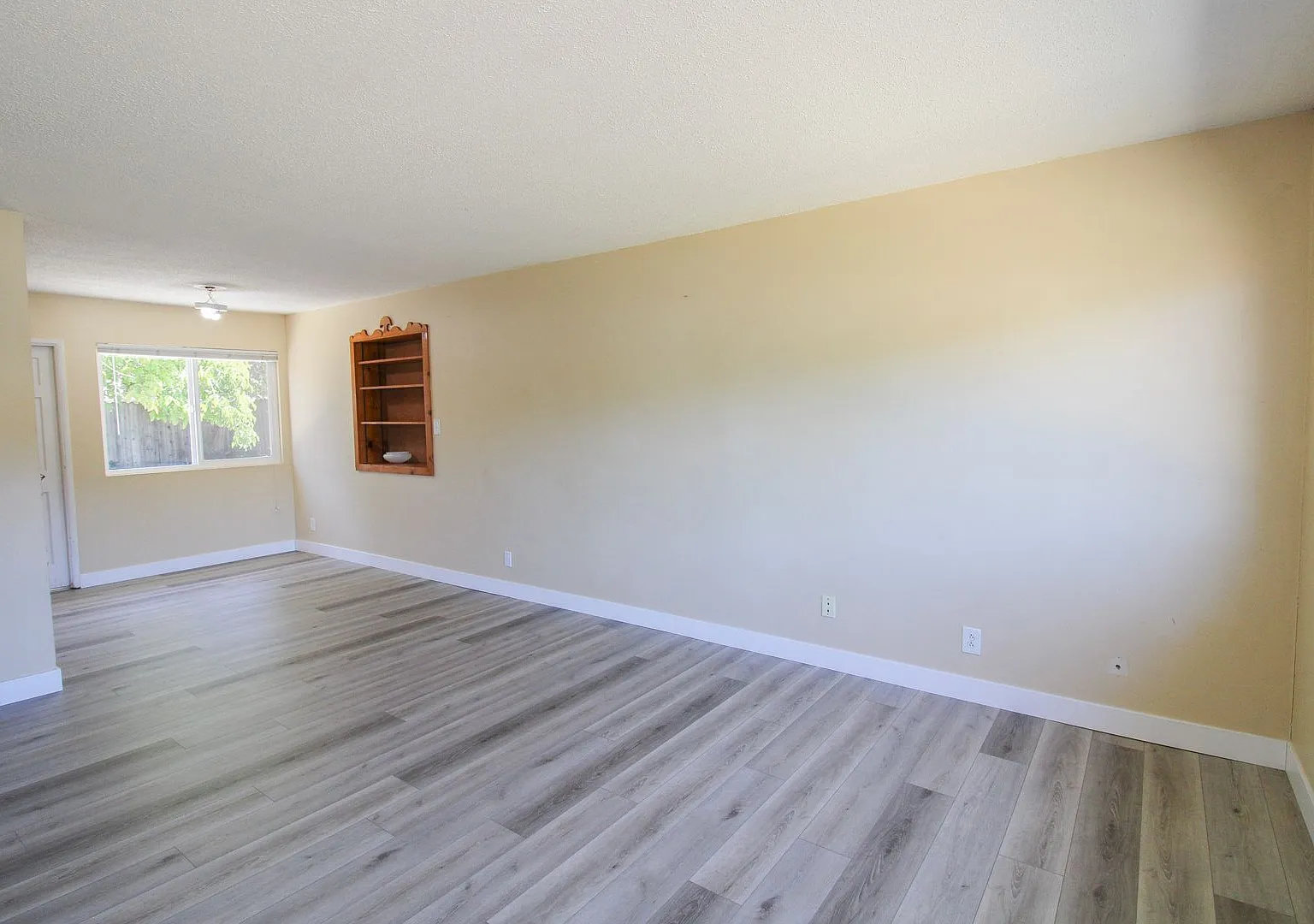 3 Bedroom House in Laguna Lake Area with Fresh Paint and New Flooring — Photo 2