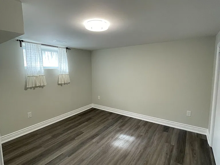 370 Centre St E — Photo 6