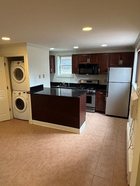 Eat-in counter, SS appliances, Granite Counters, In-Unit W/D