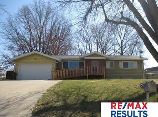 8212 Oak Pl, Omaha, NE 68127