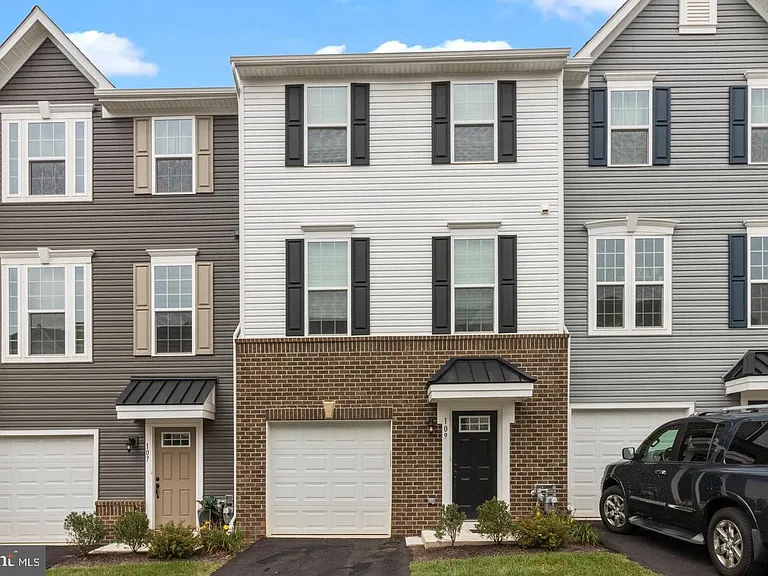 109 Almond Dr — Photo 1