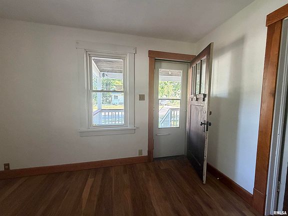 3rd image of 414 Derby St
