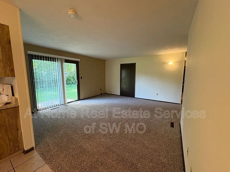 3 bed, 2.0 bath, 1227 sqft, $1,355 — Photo 3