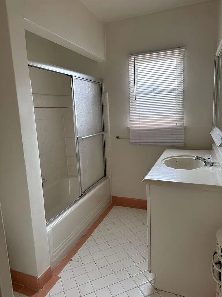 606 N Genesee Ave — Photo 3