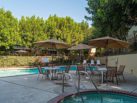 5th image of 984 W Riverside Dr