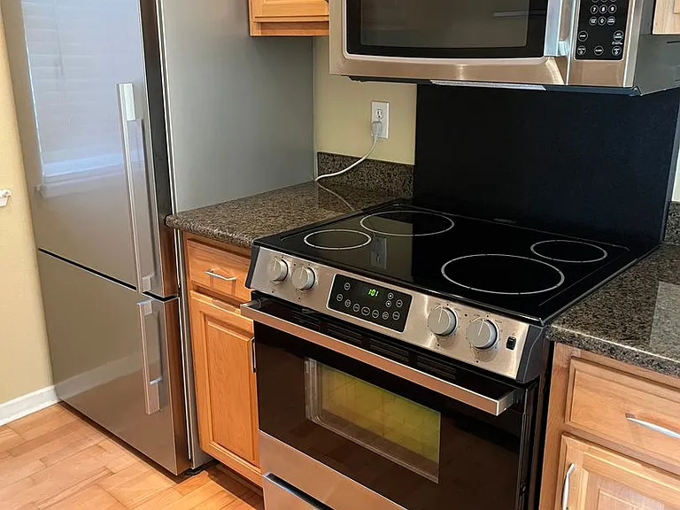 213 Lakeshore Ct — Photo 6