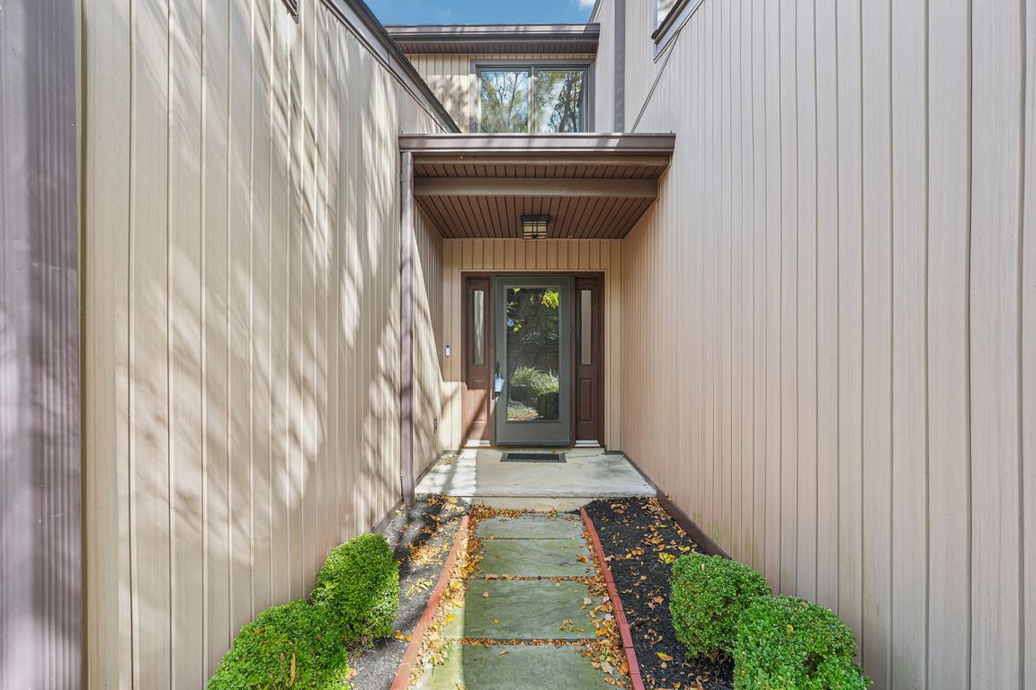 Ponds Cir-S1110-006.jpg