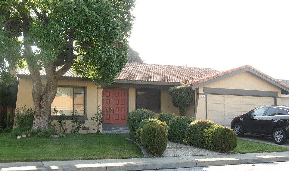 Great front yard with mature Oak for shade
