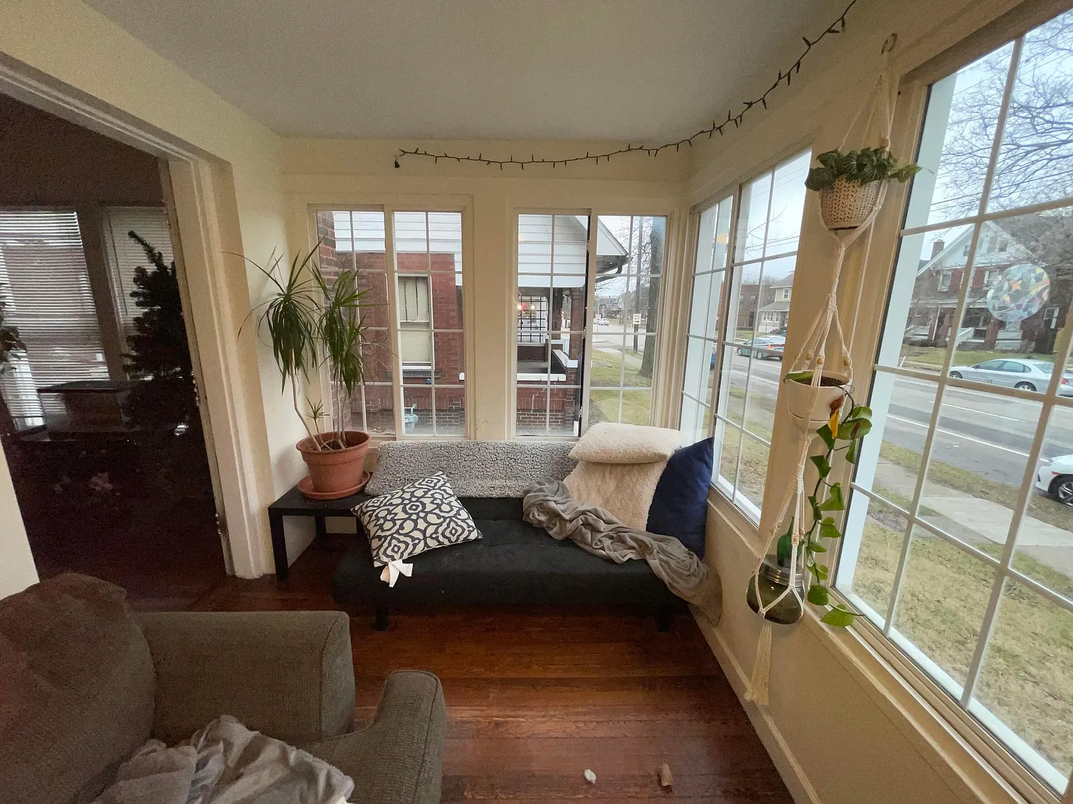 5 bed, 3.0 bath, 2122 sqft, $2,500 — Photo 2