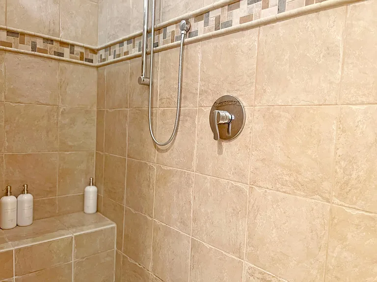 2440 Greenwood Ave — Photo 11