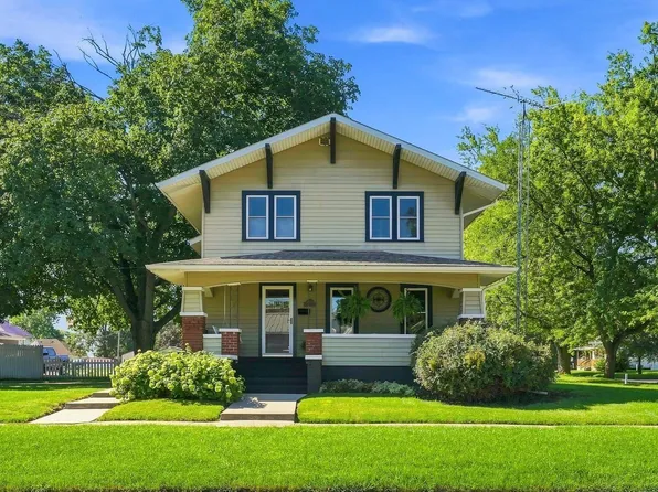 105 E Pleasant Valley St, Sigourney, IA 52591