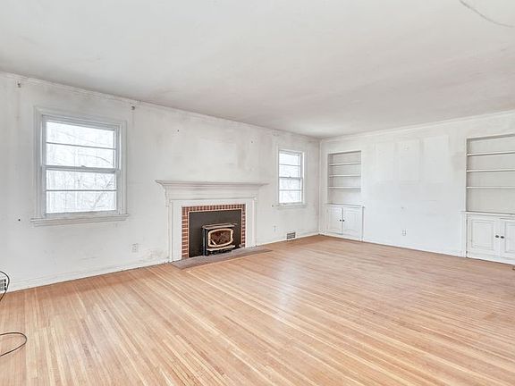 5th image of 262 Commodore Pkwy