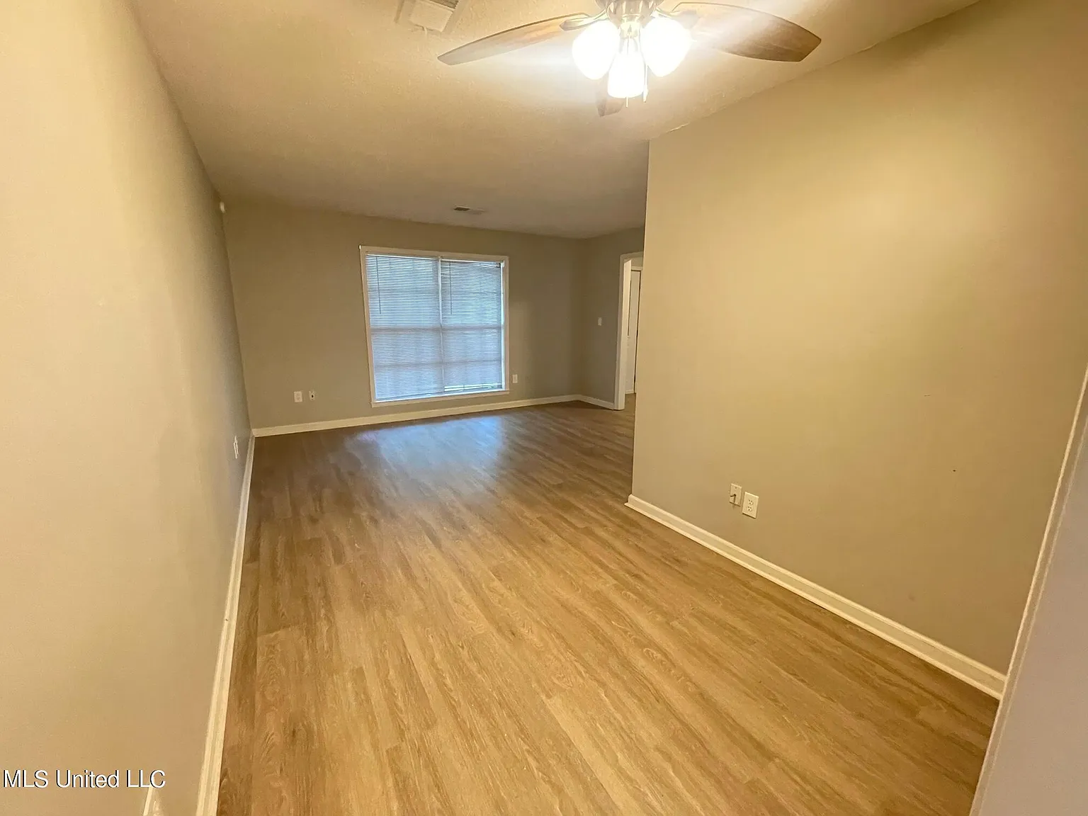 3 bed, 2.0 bath, 1800 sqft, $1,800 — Photo 4