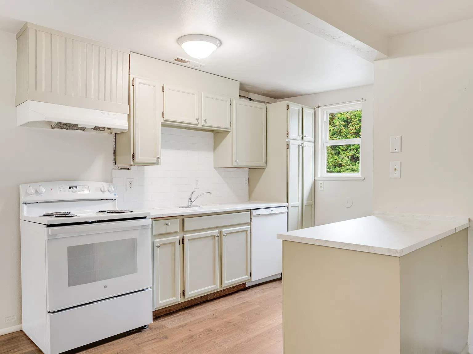 3 bed, 1067 sqft, $1,895 — Photo 2