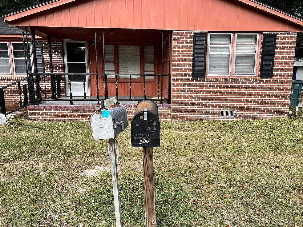 3 bed, $1,050 — Photo 1