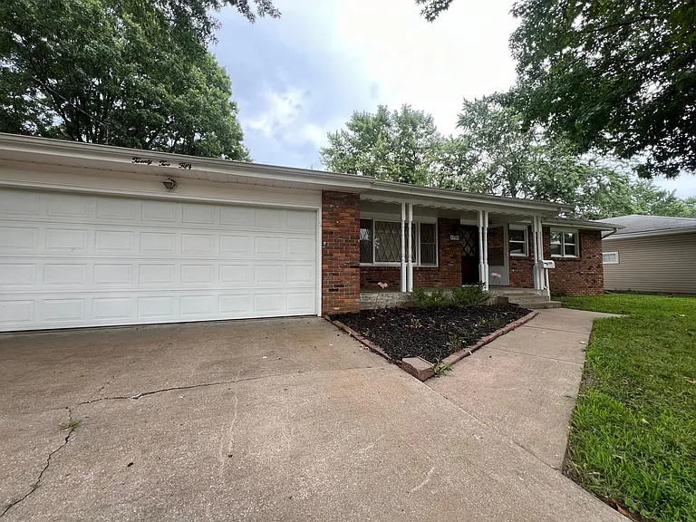 2250 S Virginia Ave — Photo 4