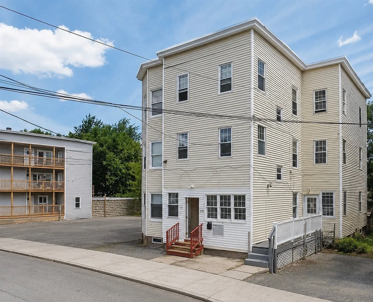 3 bed, 1.0 bath, 1106 sqft, $2,000 — Photo 1