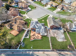 9 Birchwood Ct E, Syosset, NY 11791