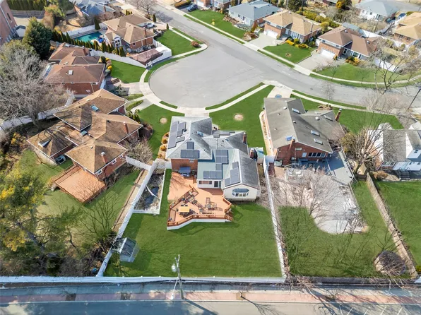 9 Birchwood Court E, Syosset, NY 11791