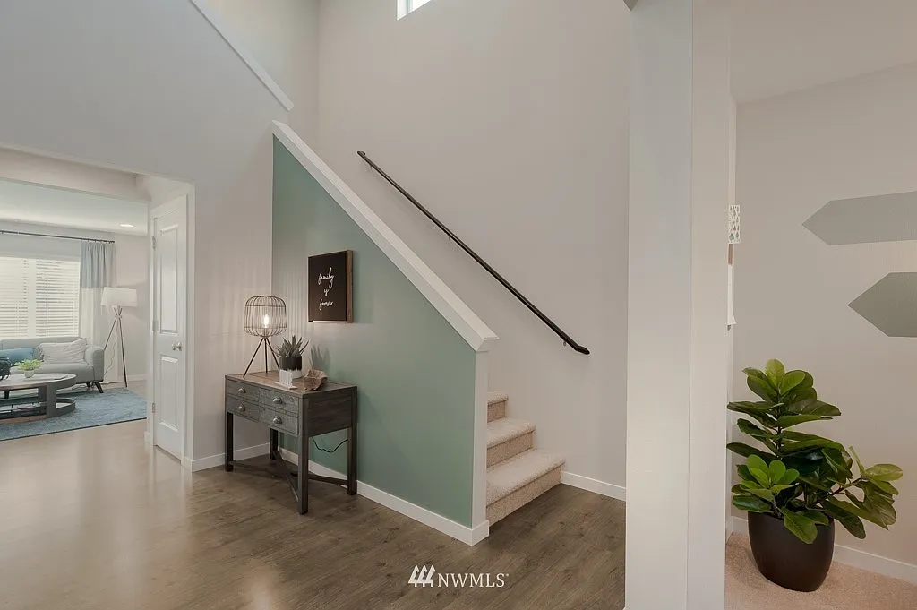 4 bed, 2.5 bath, 1900 sqft, $3,599 — Photo 3