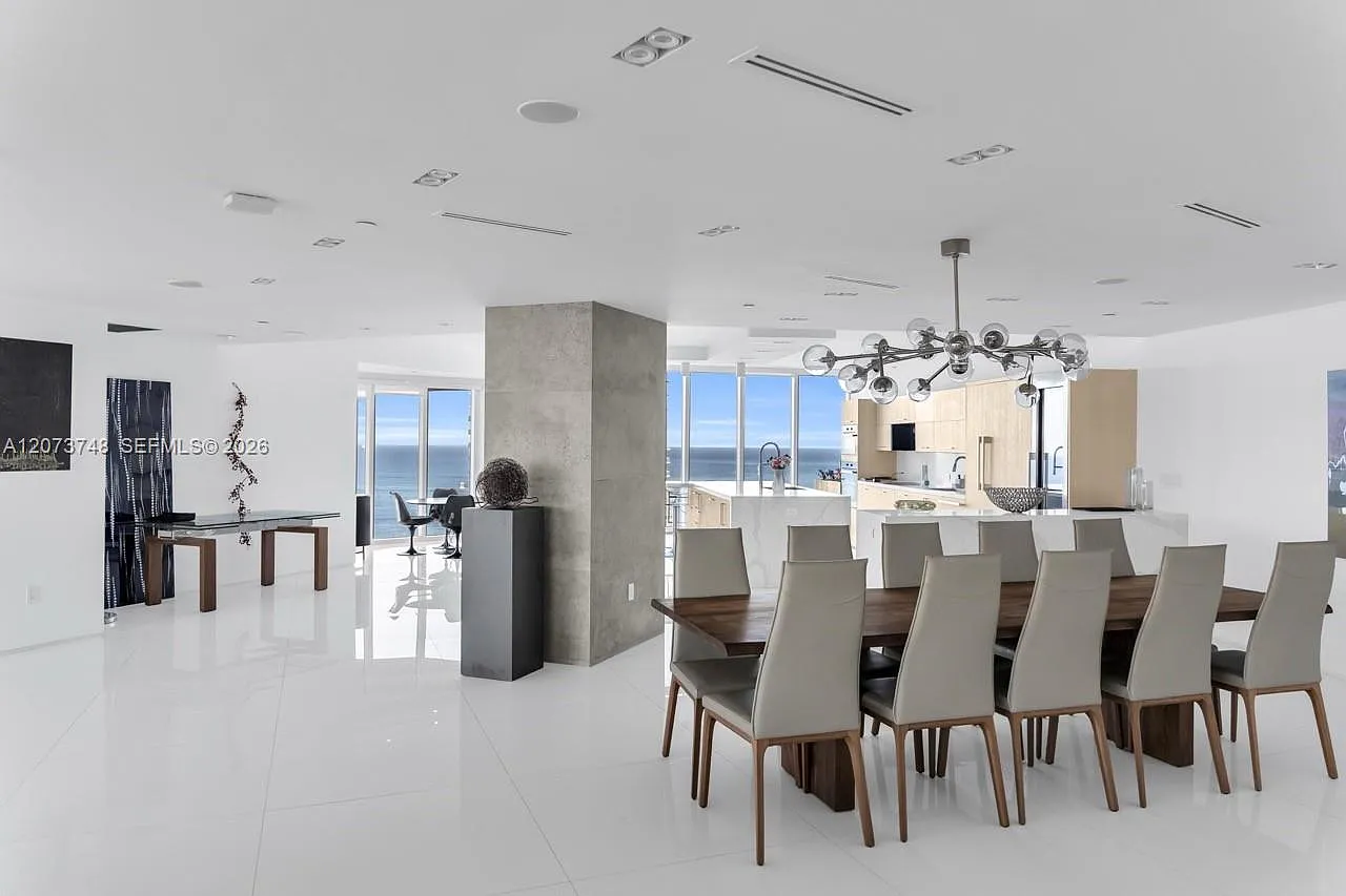 Portofino Tower Condo — Photo 4