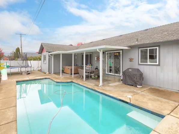 1061 Rainwood Ln, Grants Pass, OR 97527