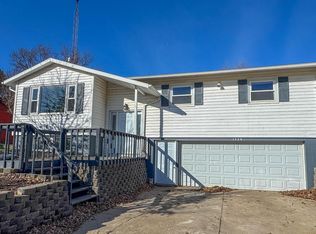 1324 Sunset Dr, Hampton, IA 50441
