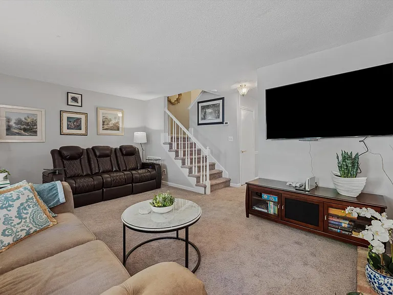 107 Barbary Ct — Photo 10