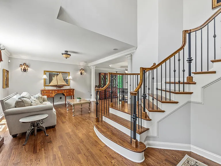 405 Pondview Ct — Photo 30