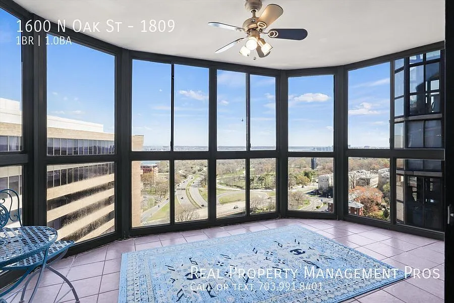 Stunning Potomac River View- Rosslyn/Metro — Photo 2