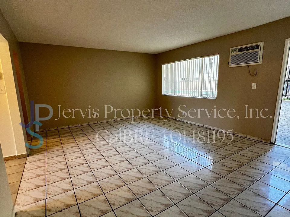 8700-8710 Rosecrans Ave