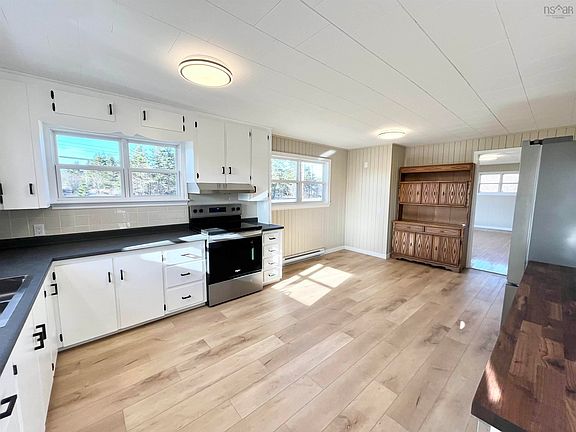 3rd image of 89 Stoney Island Rd