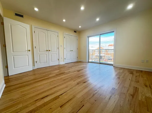 4224 213th St #F2, Bayside, NY 11361