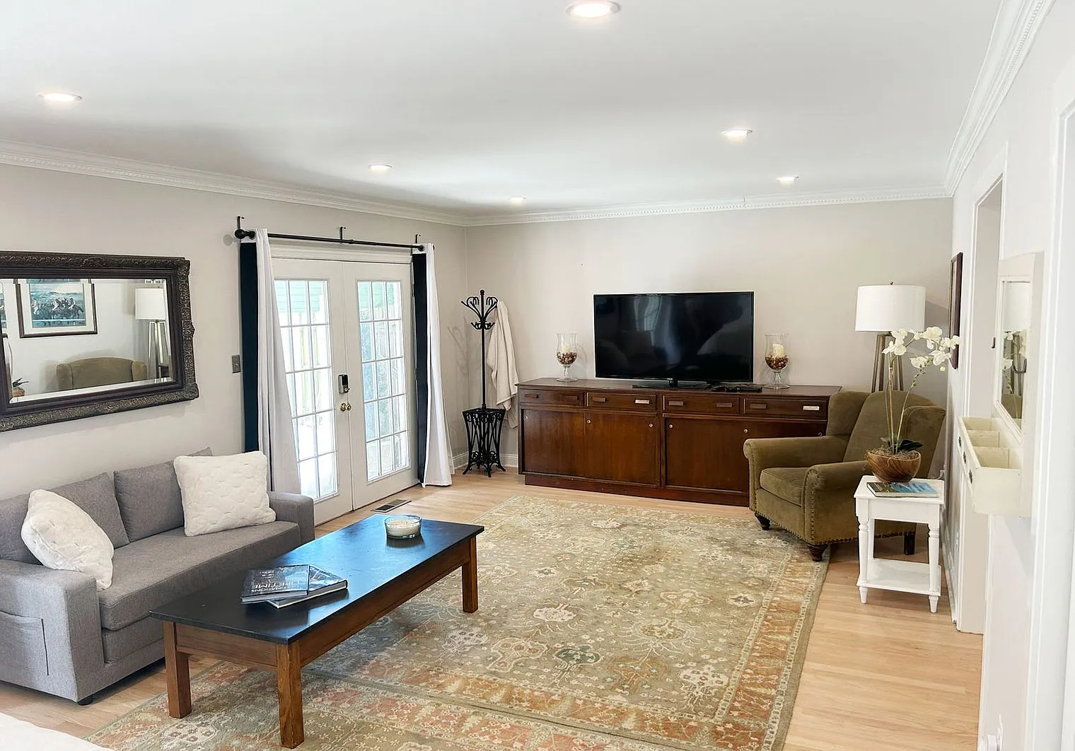 4 bed, 1.0 bath, 4004 sqft, $12,425 — Photo 3