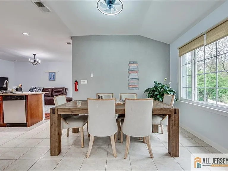 7 Stanford Dr — Photo 12