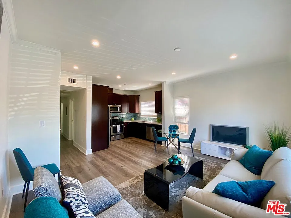 2 bed, 2.0 bath, 900 sqft, $2,995 — Photo 2
