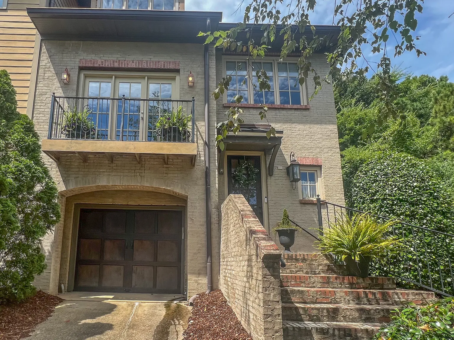 3 bed, 2083 sqft, $2,300 — Photo 1
