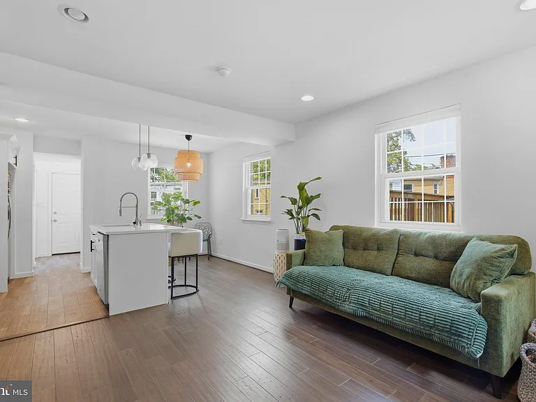 248 Kenilworth Ave NE — Photo 2