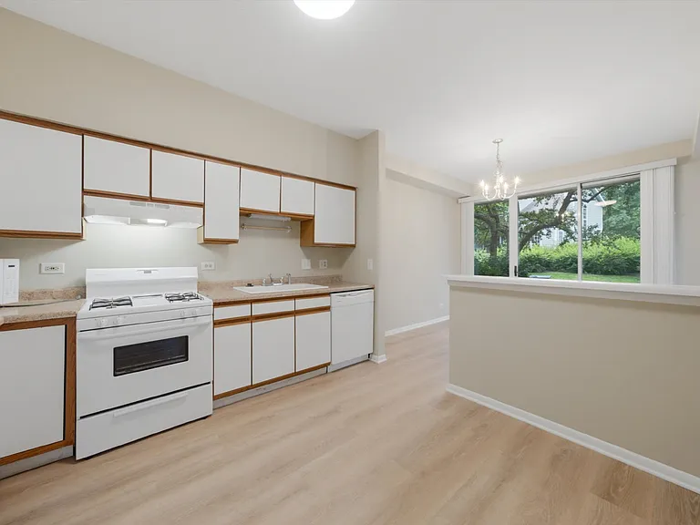 610 Woodhaven Dr — Photo 8