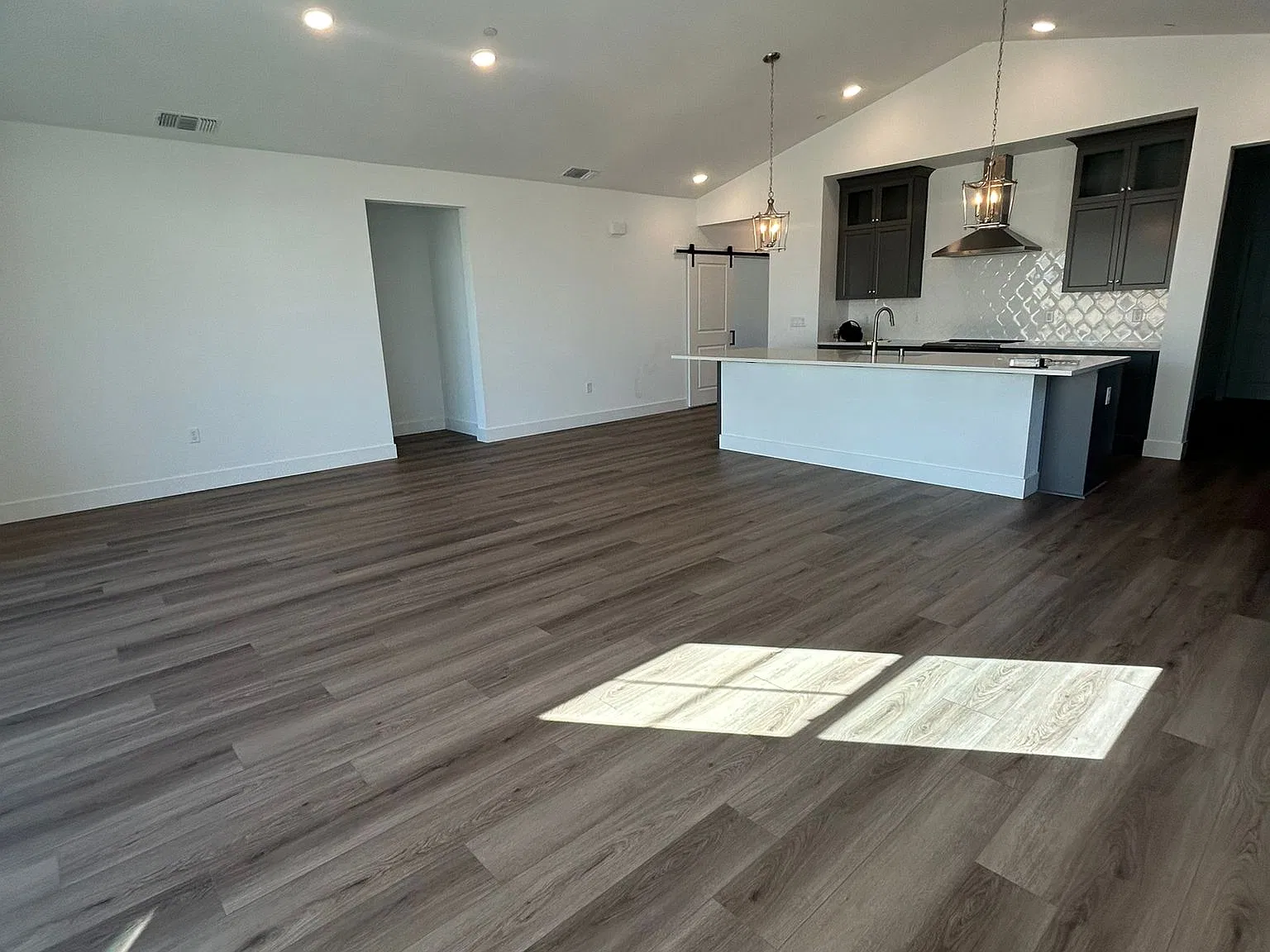 4 bed, 2.5 bath, 2095 sqft, $3,550 — Photo 4