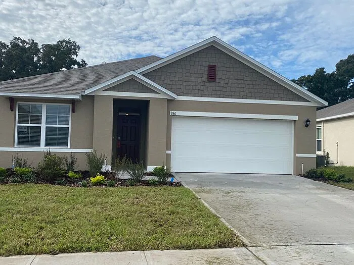 3 bed, 2.0 bath, 1930 sqft, $2,090 — Photo 1