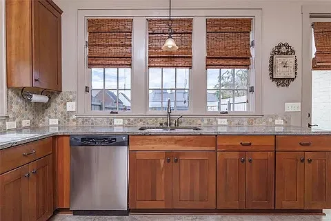 2 bed, 2.5 bath, 2100 sqft, $2,400 — Photo 4