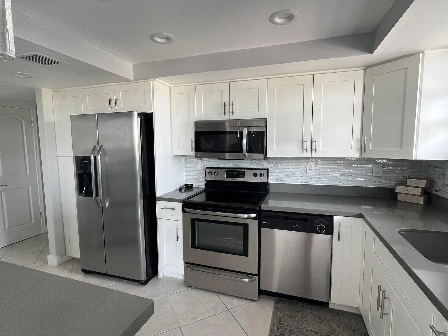 1 bed, 1.5 bath, 920 sqft, $2,200 — Photo 1
