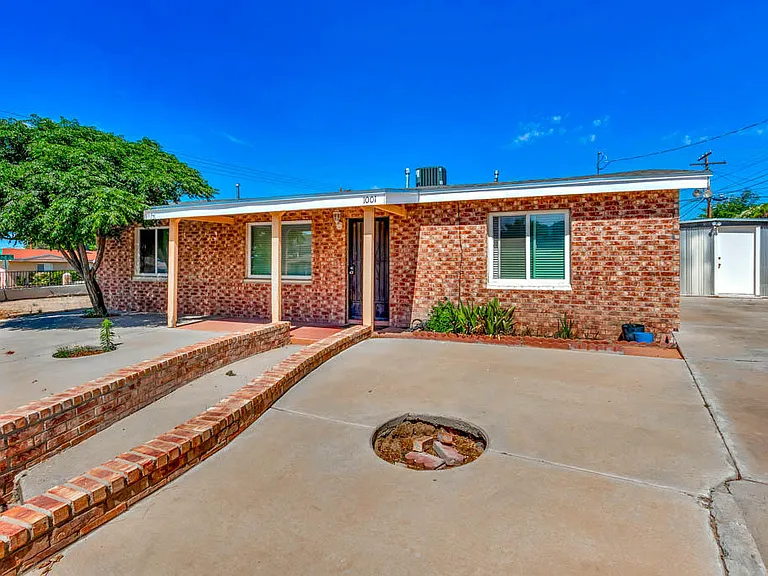 1001 Atwood Dr — Photo 1
