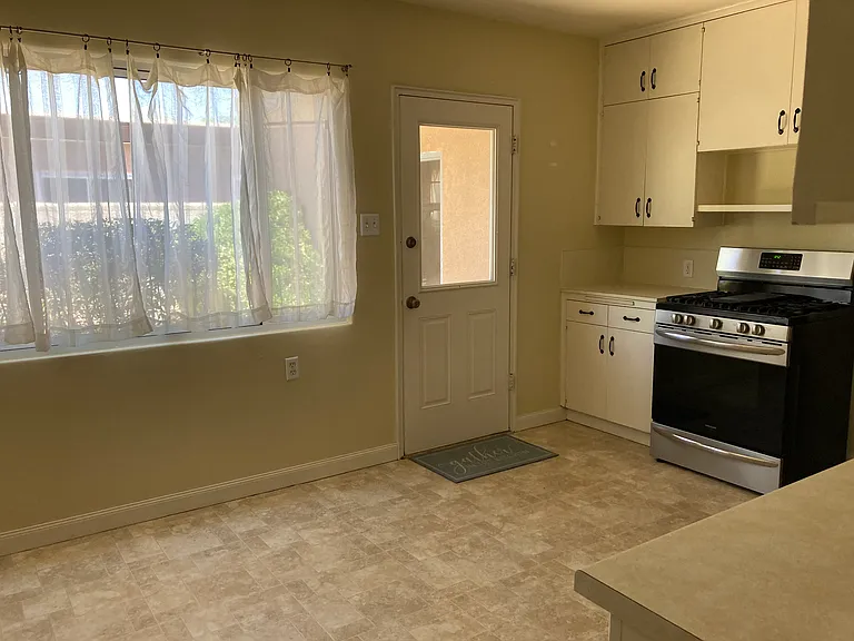 1333 Wellesley Dr NE — Photo 3