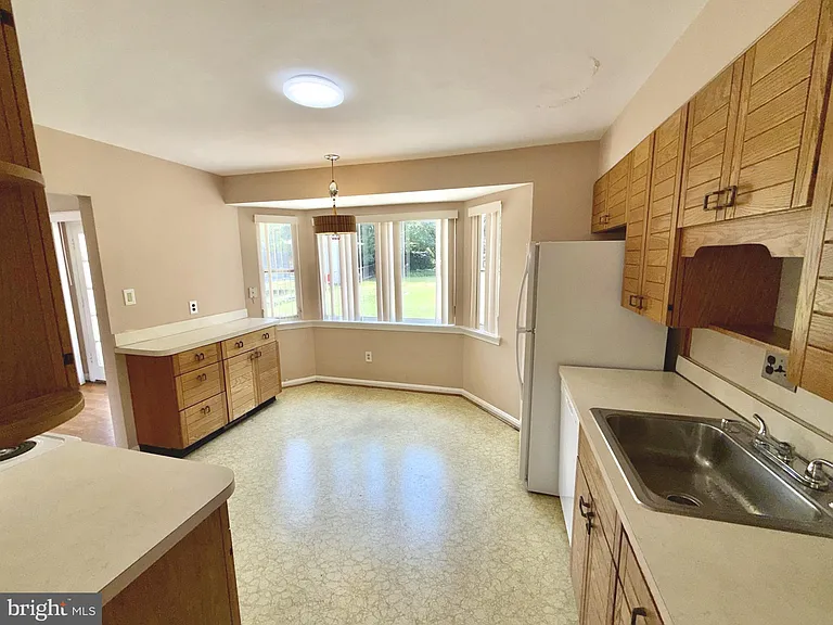 7104 Adelphi Rd — Photo 9