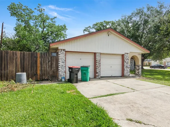 1304 Greenwood St, Baytown, TX 77520