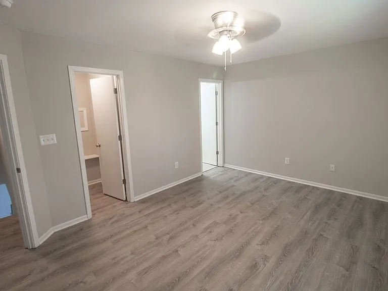 1413 Greensboro Dr — Photo 17