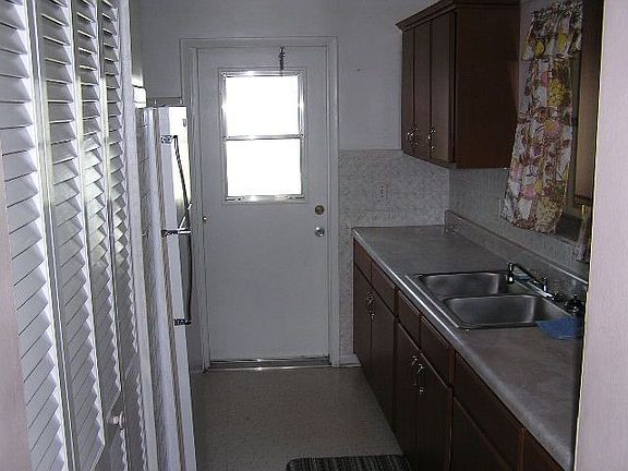 4th image of 2338 Greenwood St